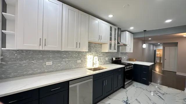 $2,400 | 5224 North Bernard Street, Unit 1, Chicago, IL 60625