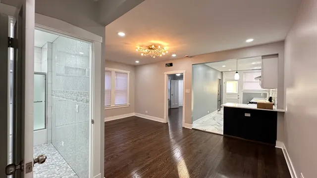 $2,400 | 5224 North Bernard Street, Unit 1, Chicago, IL 60625