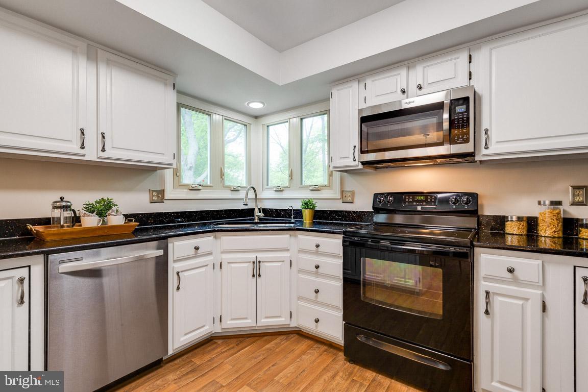 6754 Bronze Post Road Centreville, VA 20121 - Photo 20 of 56 Granite counters and newer appliances