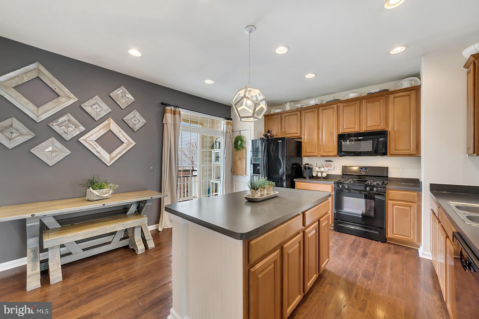 42427 Rockslide Terrace Brambleton, VA 20148 - Photo 24 of 54 Kitchen with Island and Eat-In Area