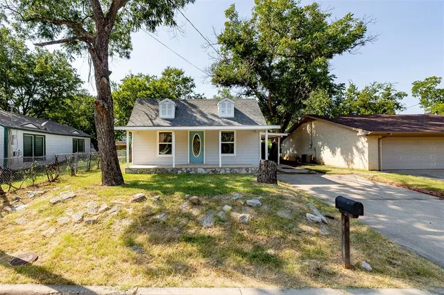 a view of a house with backyard and sitting area