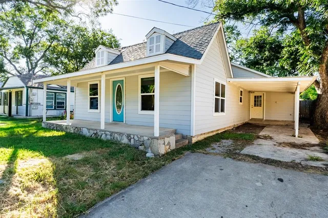 a view of a yard in front of a house with plants