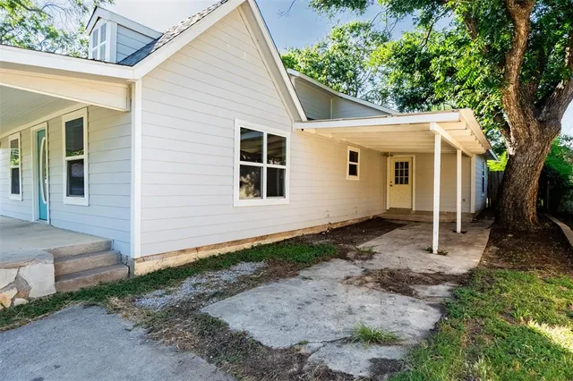 a view of a house with backyard