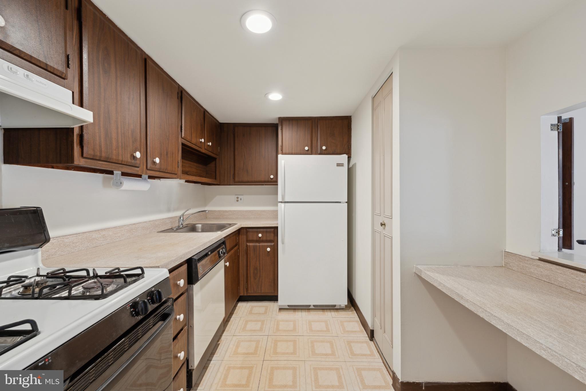 198 Old Forge Crossing Devon, PA 19333 - Photo 4 of 18 Kitchen