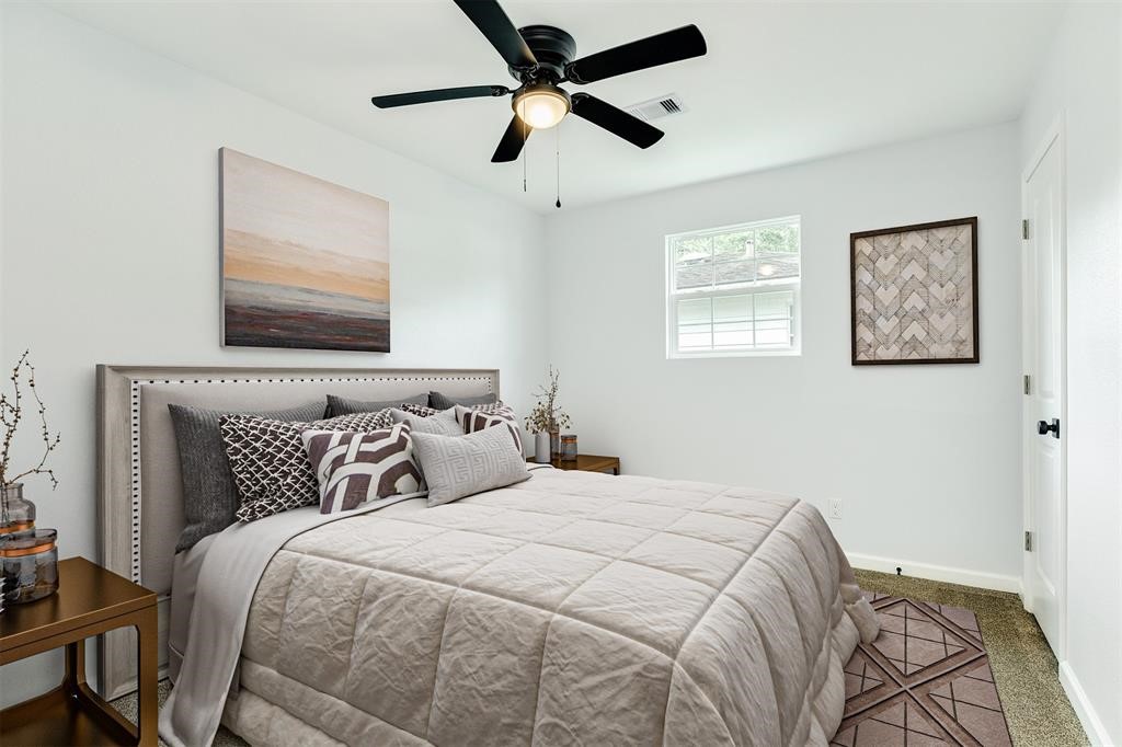846 South Anderson Street Angleton, TX 77515 - Photo 22 of 29 a bedroom with bed and a painting on the wall