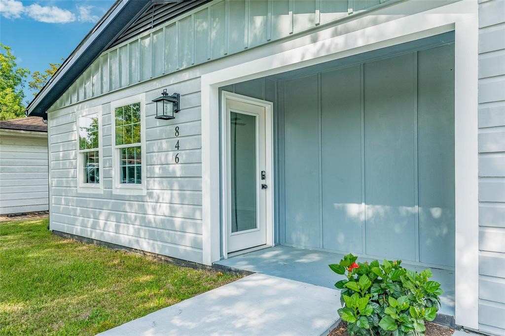 846 South Anderson Street Angleton, TX 77515 - Photo 3 of 29 a front view of a house with a garden