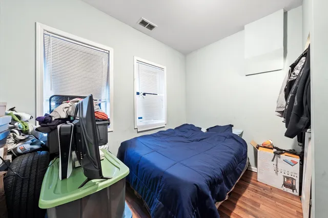 a bed room with a bed and a closet