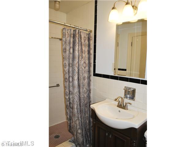 2530 Farmbrook Road Winston-Salem, NC 27103 - Photo 8 of 12 Bath.