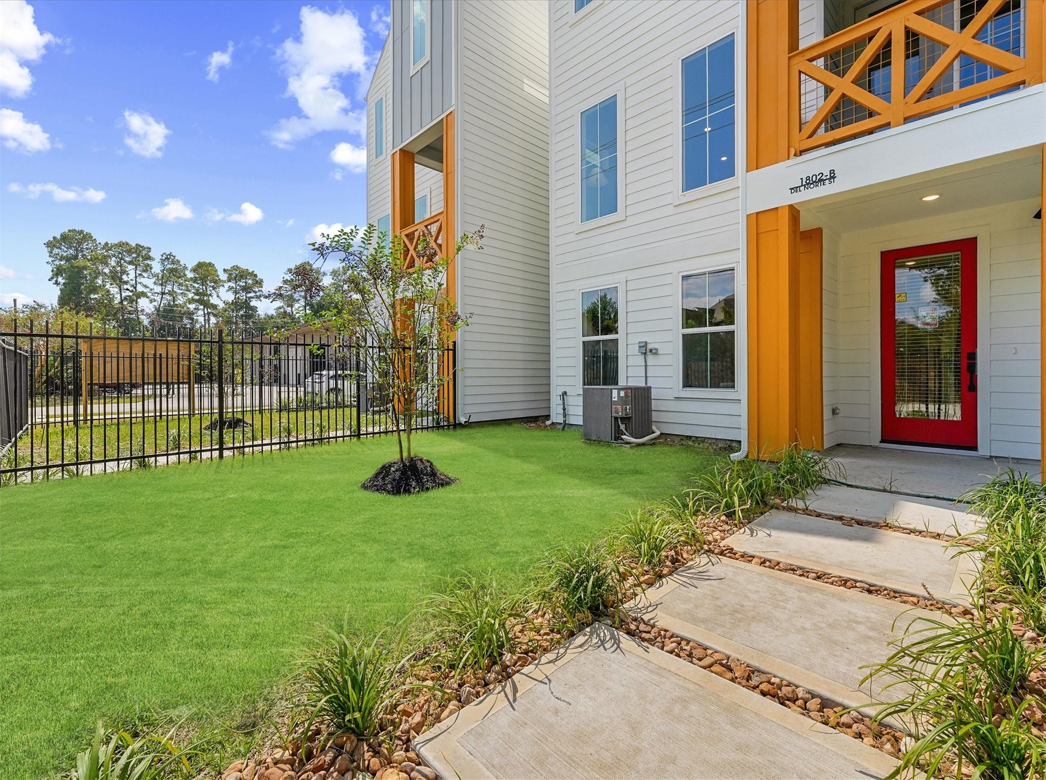 1802 Del Norte Street, Unit B Houston, TX 77018 - Photo 3 of 26 HUGE FRONT YARD