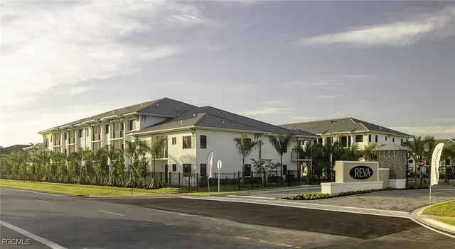 $2,599 | 7301 Lake Bank Loop, Unit PARKSIDE VILLA, Fort Myers, FL 33966