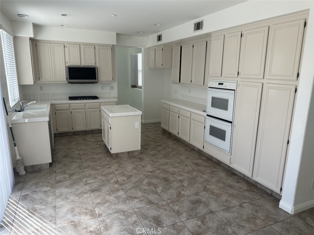 11306 Trailstone Court Riverside, CA 92505 - Photo 12 of 35