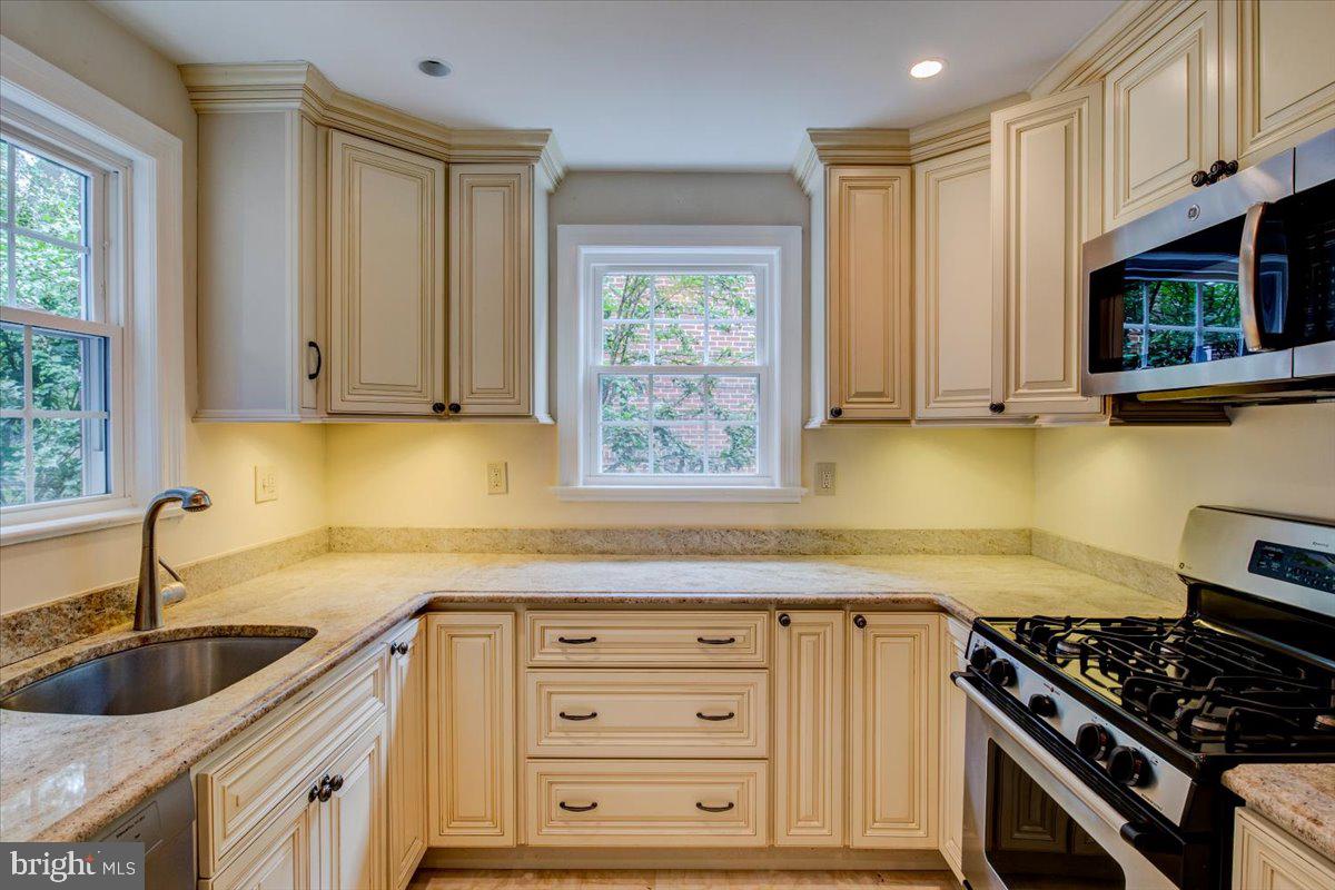 3301 Russell Road Alexandria, VA 22305 - Photo 11 of 48 Kitchen