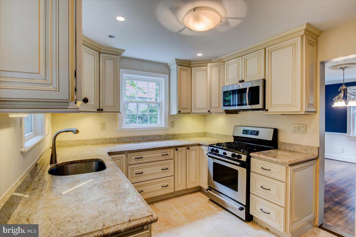 3301 Russell Road Alexandria, VA 22305 - Photo 12 of 48 Kitchen