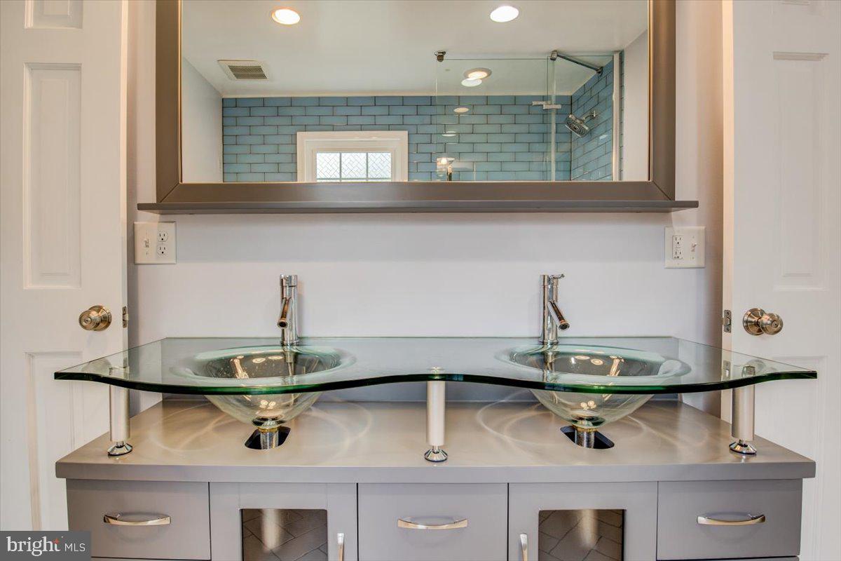 3301 Russell Road Alexandria, VA 22305 - Photo 29 of 48 Bathroom
