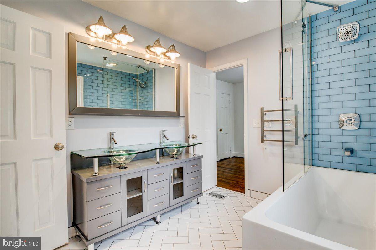 3301 Russell Road Alexandria, VA 22305 - Photo 31 of 48 Bathroom