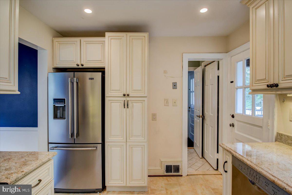 3301 Russell Road Alexandria, VA 22305 - Photo 9 of 48 Kitchen