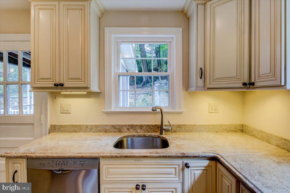 3301 Russell Road Alexandria, VA 22305 - Photo 10 of 48 Kitchen
