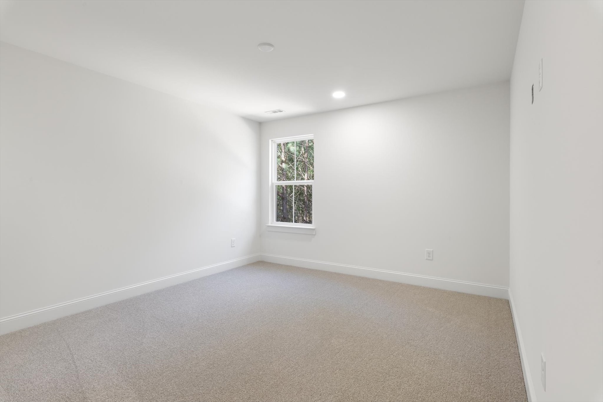 537 Shelton Road Manchester, TN 37355 - Photo 20 of 36 an empty room with a window