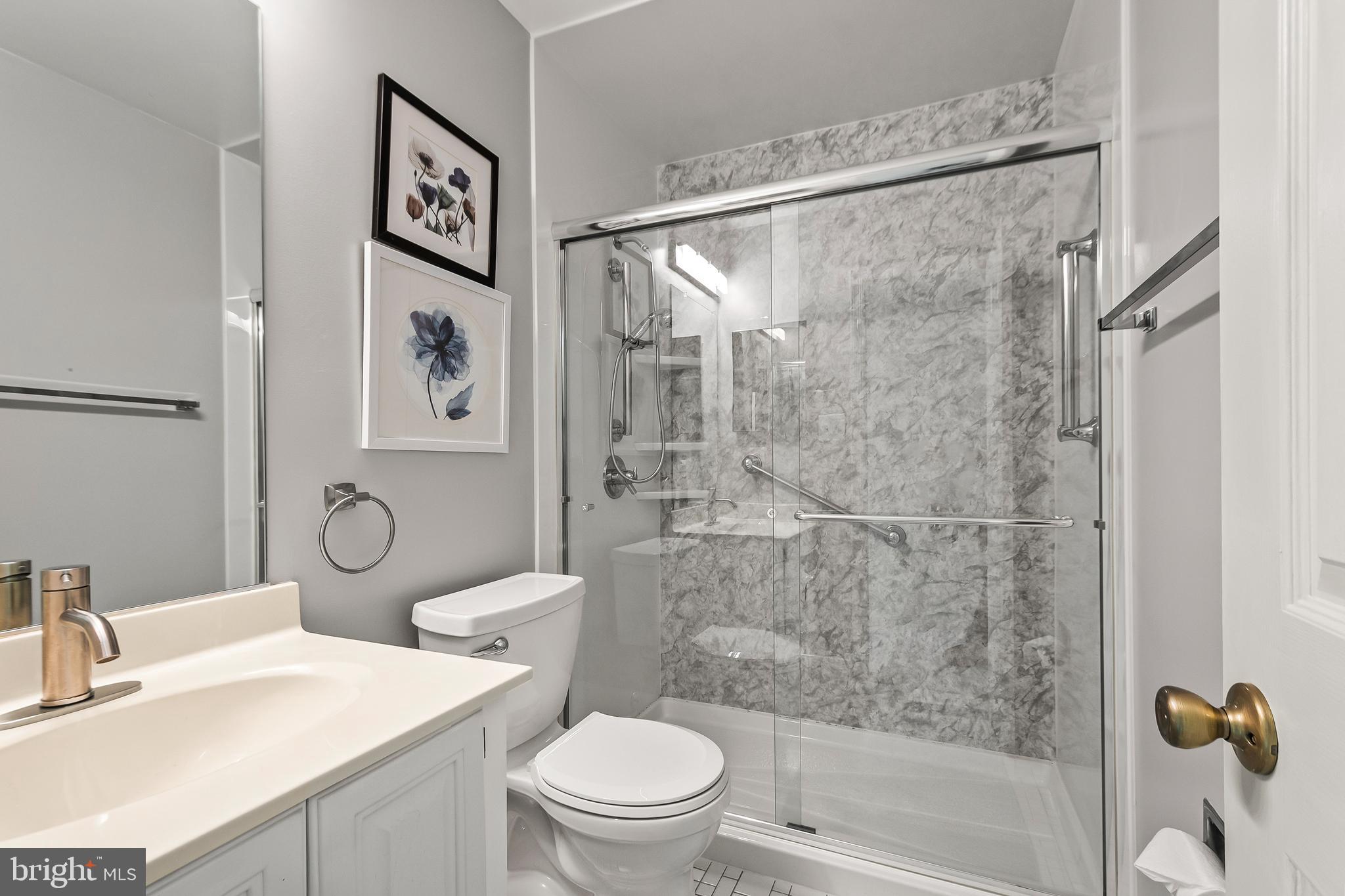 9005 Penn Manor Court Springfield, VA 22153 - Photo 20 of 38 Guest bath