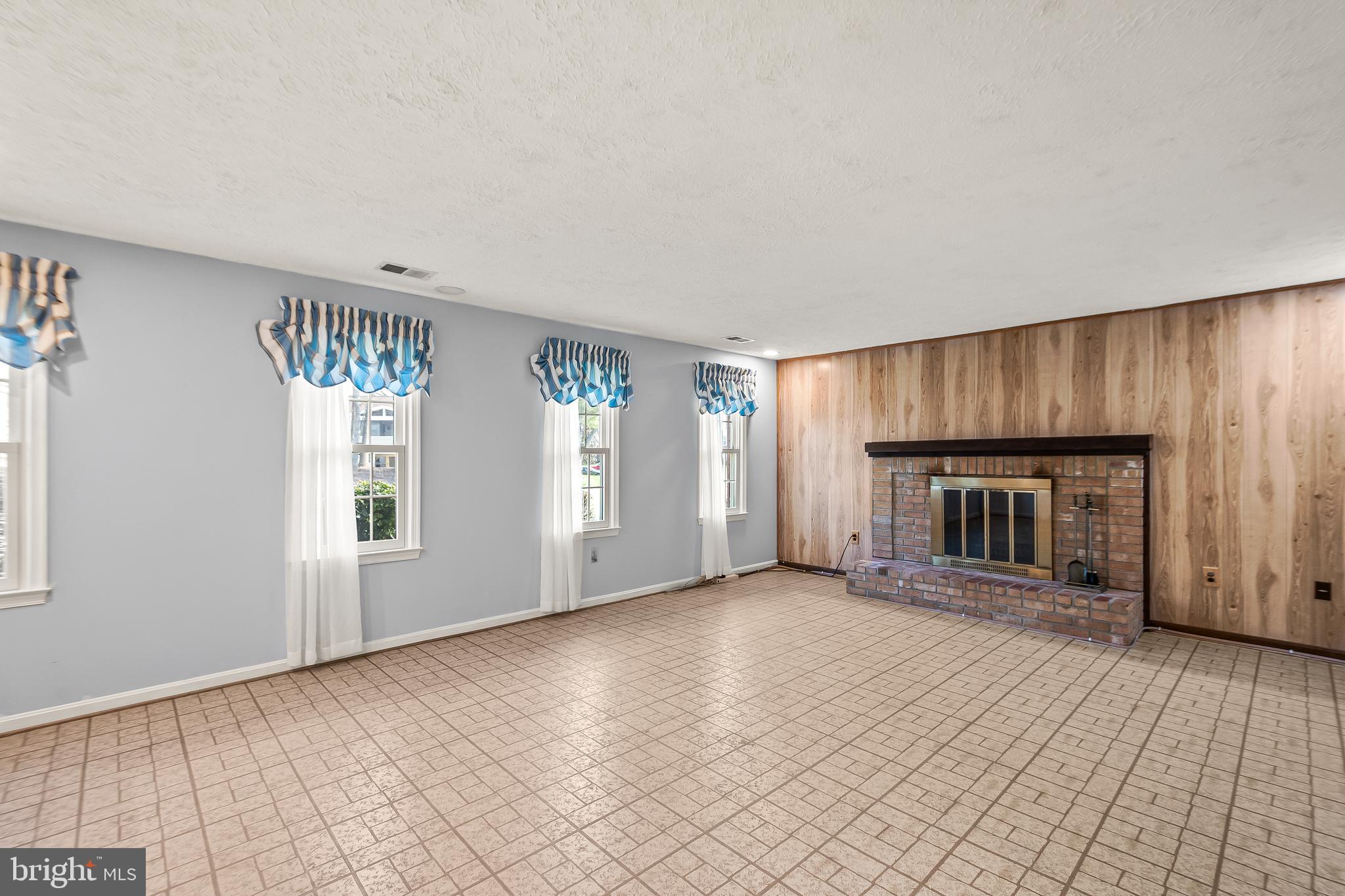 9005 Penn Manor Court Springfield, VA 22153 - Photo 26 of 38 Lg family room w/wood burning FP