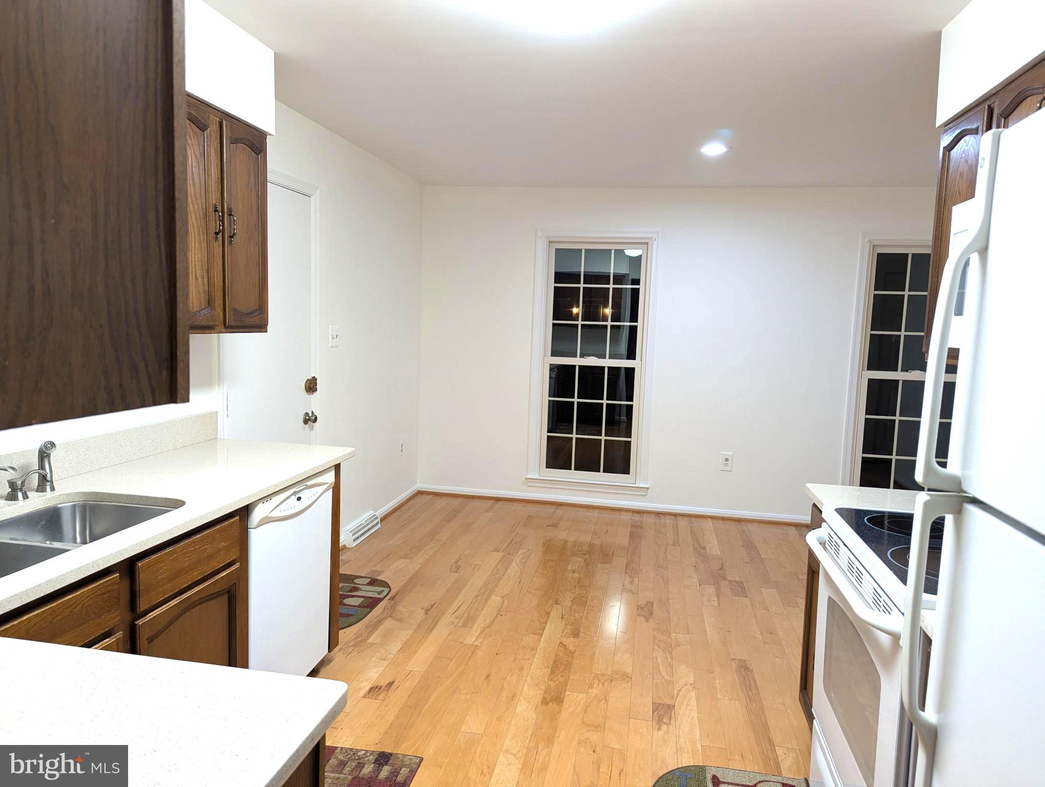 9005 Penn Manor Court Springfield, VA 22153 - Photo 9 of 38 Eat-in area