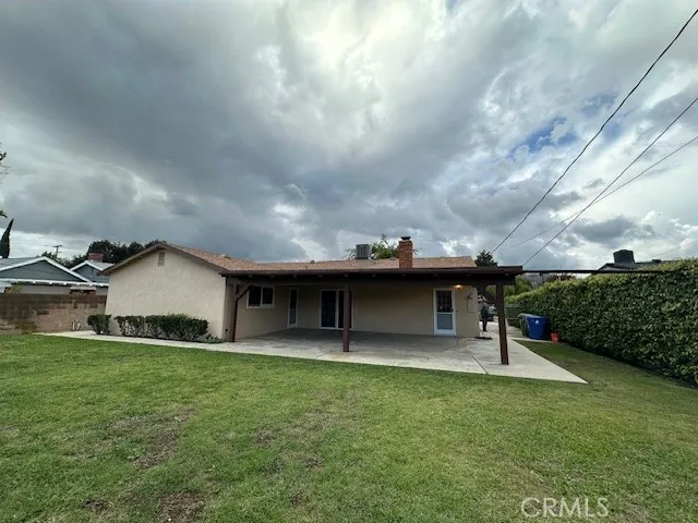 a view of a house with a backyard
