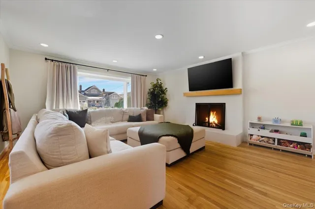 $999,990 | 285 East Shore Drive, Massapequa, NY 11758