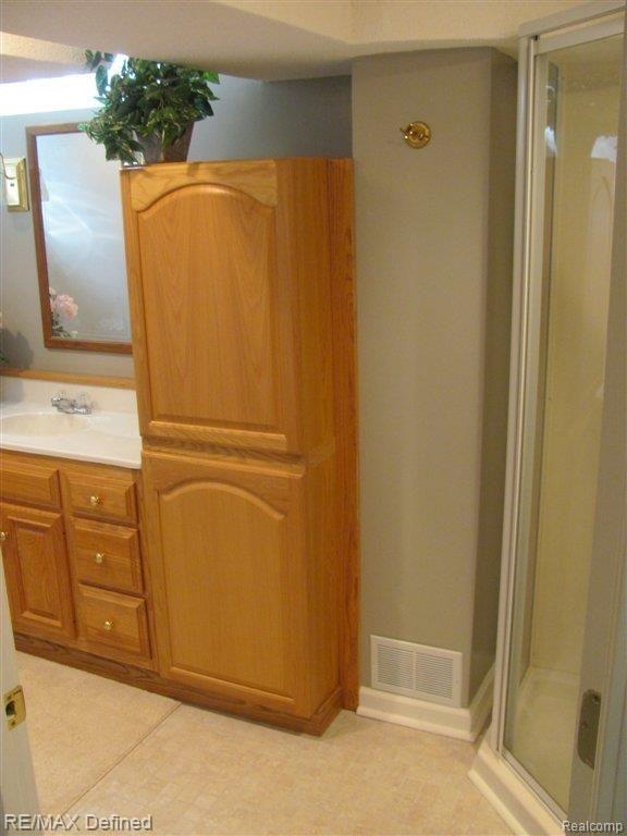357 Shellbourne Drive Rochester, MI 48309 - Photo 9 of 26 Bath3.JPG