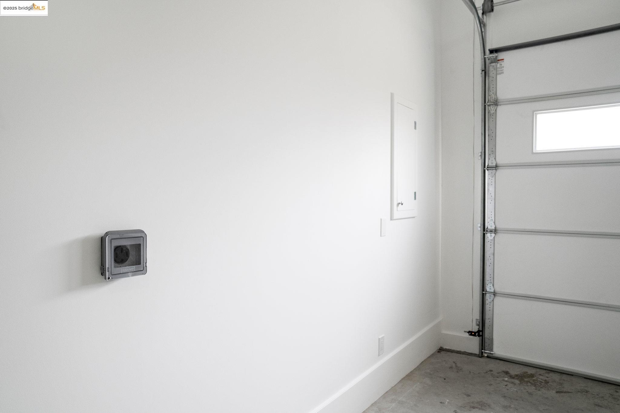 4511 Elmwood Road El Sobrante, CA 94803 - Photo 34 of 42 a view of a hallway