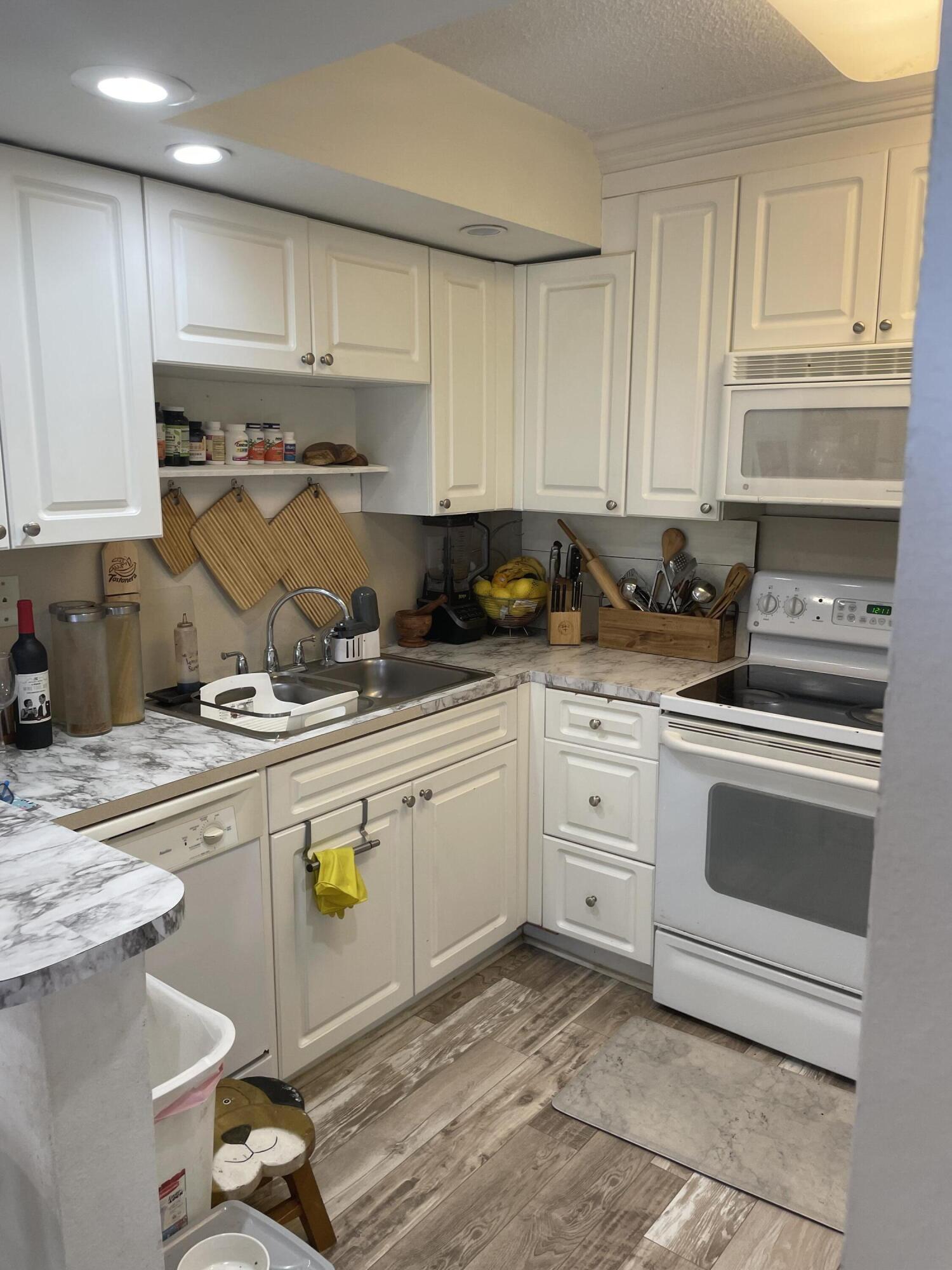 8224 Severn Drive, Unit D Boca Raton, FL 33433 - Photo 4 of 15 IMG_7748