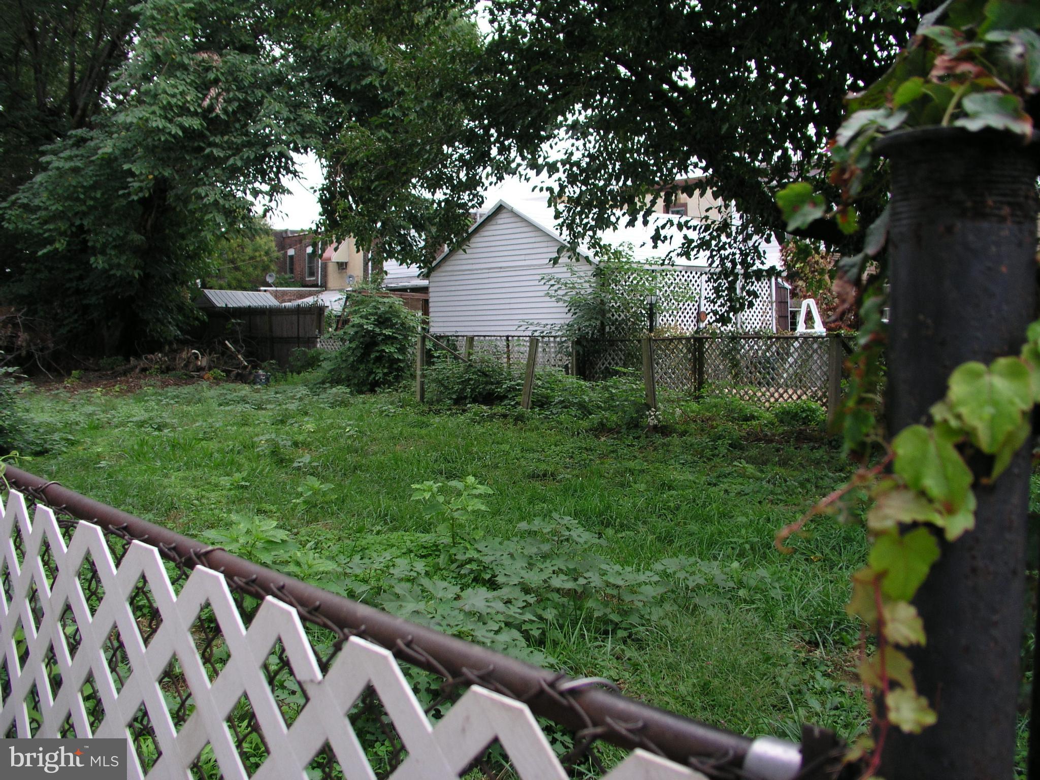 a view of a house with backyard
