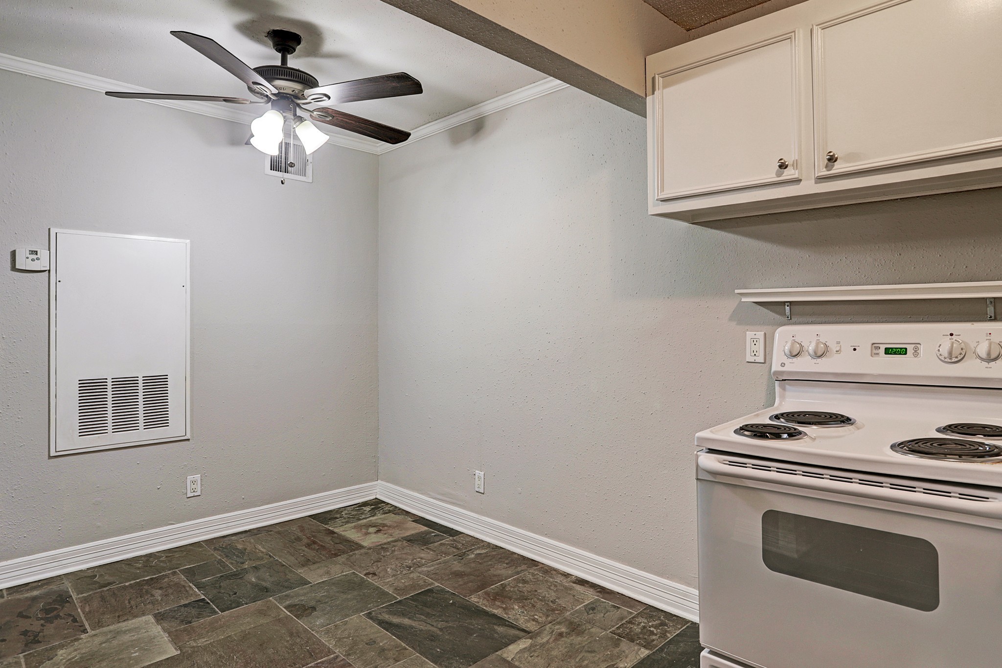 405 Hawthorne Street, Unit 13 Houston, TX 77006 - Photo 5 of 8 a utility room with dryer and washer