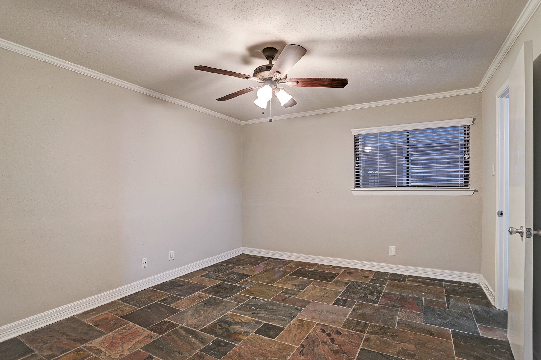 405 Hawthorne Street, Unit 13 Houston, TX 77006 - Photo 6 of 8 a view of an empty room