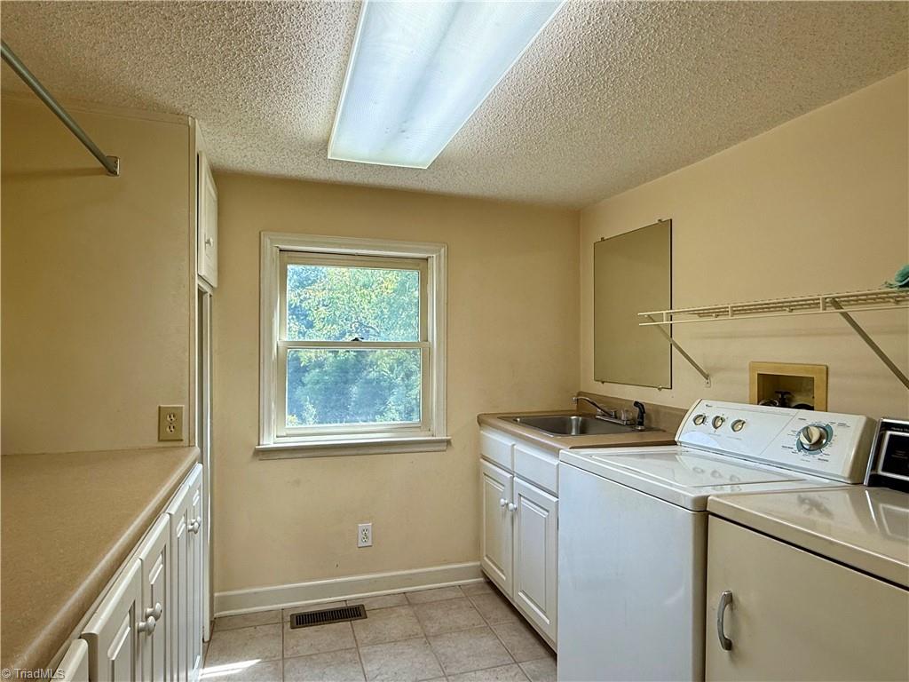 1103 Rhodes Road Lexington, NC 27292 - Photo 19 of 39 Laundry room, included in the primary suite area
