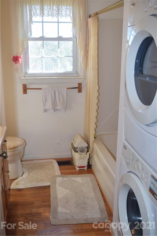 3189 Short Road Hickory, NC 28602 - Photo 15 of 24 a bathroom with a sink and a toilet