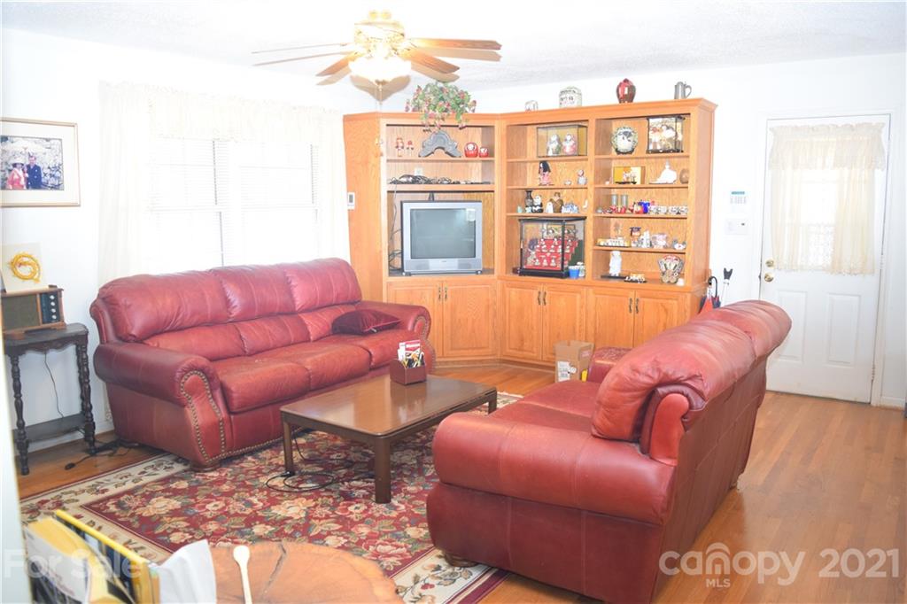 3189 Short Road Hickory, NC 28602 - Photo 23 of 24 a living room with furniture