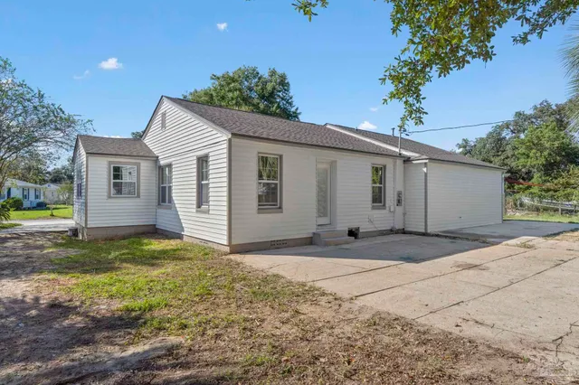 a view of a house with a backyard
