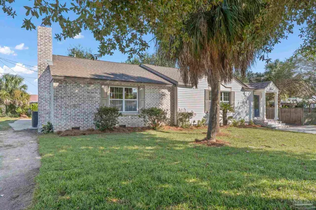 a view of a yard in front of house