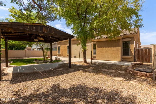 a view of a front of house with a yard