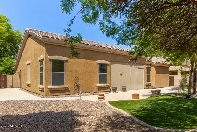 a view of a backyard