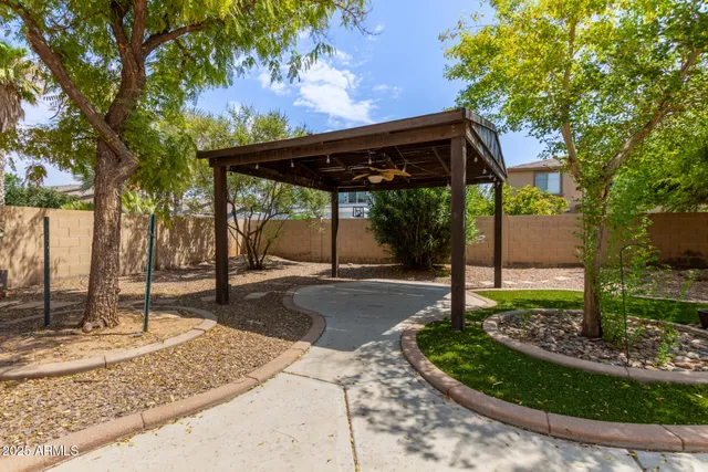 a view of a yard with plants