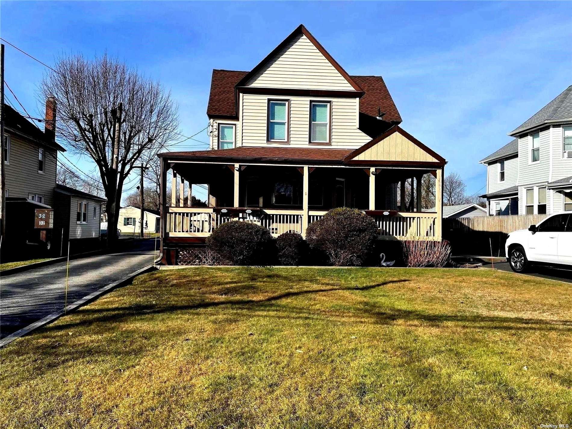 32 Park Avenue, Unit 6, Amityville, NY 11701 Compass