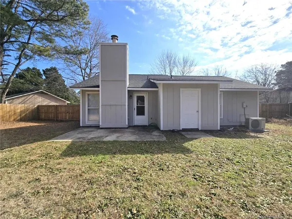 a view of a house with backyard