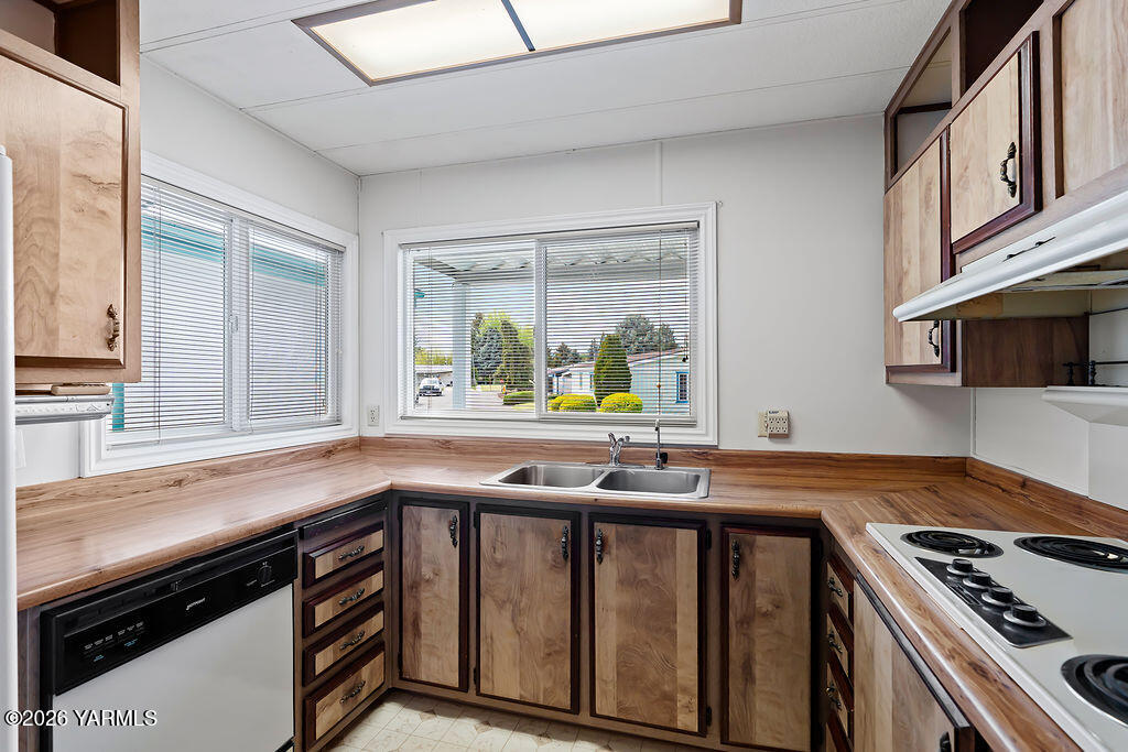 3701 Gun Club Road, Unit 43 Yakima, WA 98901 - Photo 8 of 26 Kitchen