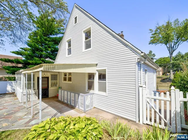 a view of a house with a backyard
