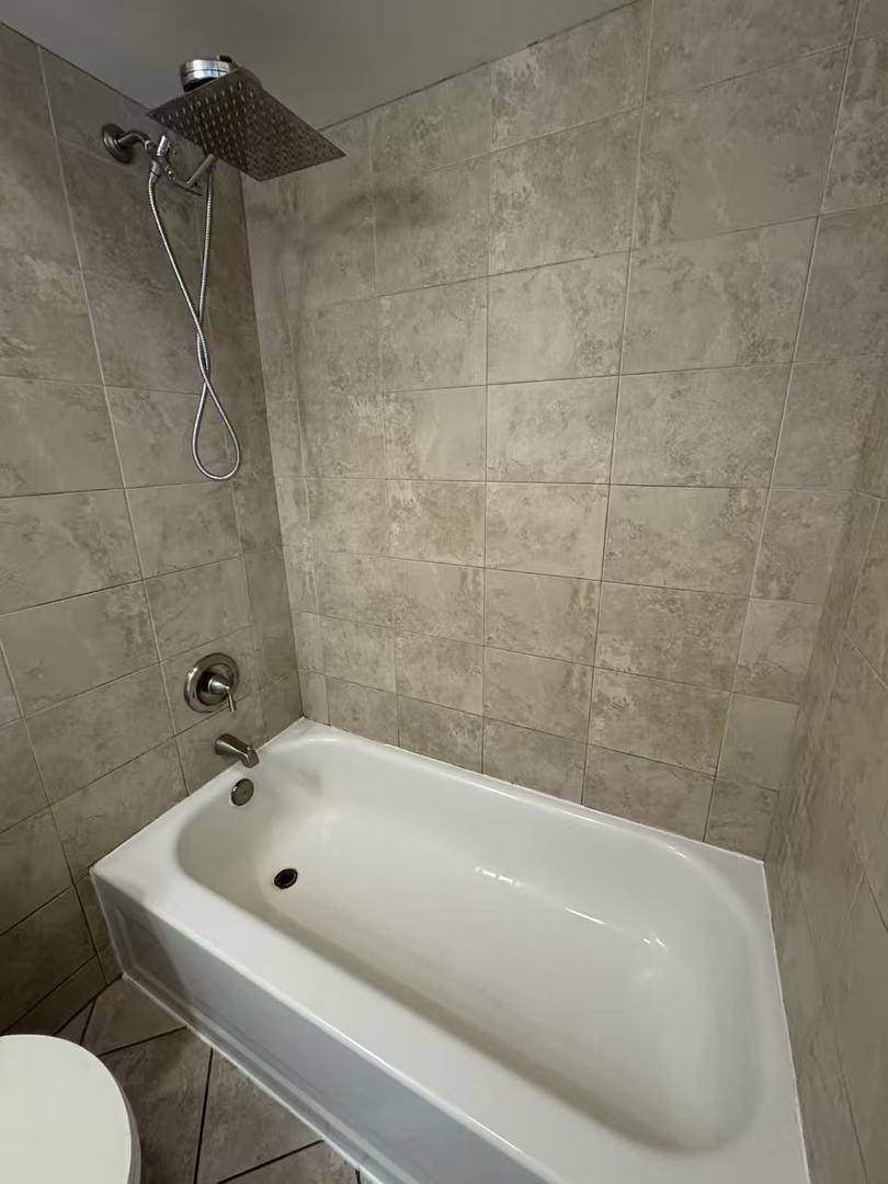 1326 Inverrary Lane, Unit 1326 Deerfield, IL 60015 - Photo 14 of 15 a bathroom with a tub and a toilet