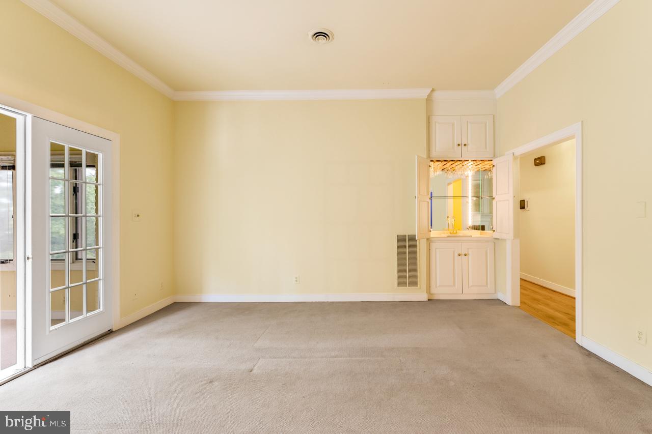 820 Sunken Road, Unit 9 Fredericksburg, VA 22401 - Photo 18 of 41 Living room #3 with built in wet bar