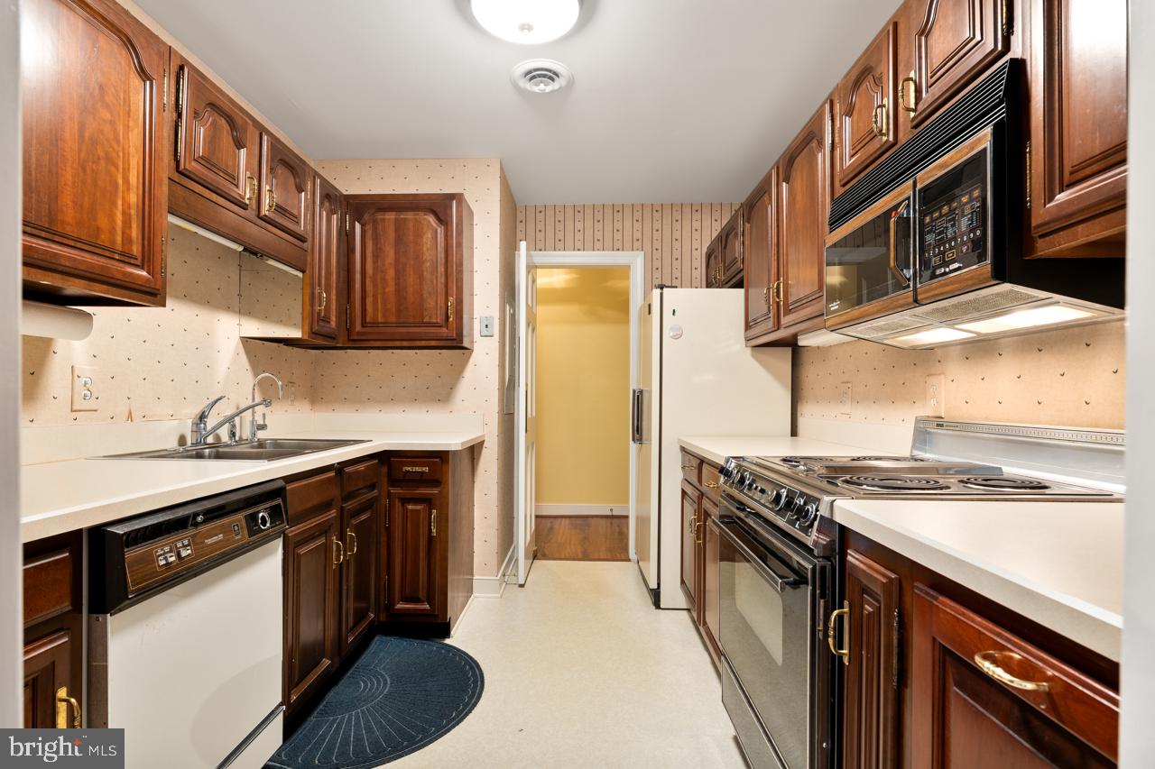 820 Sunken Road, Unit 9 Fredericksburg, VA 22401 - Photo 22 of 41 Kitchen with all original appliances