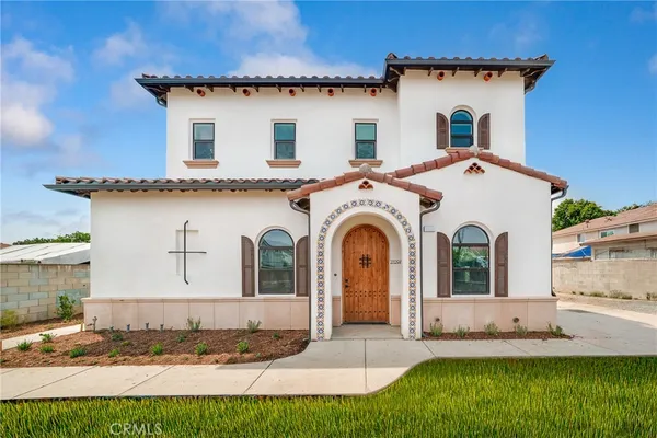 a view of front a house with a yard
