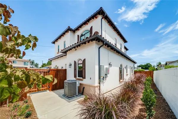 a house view with a outdoor space
